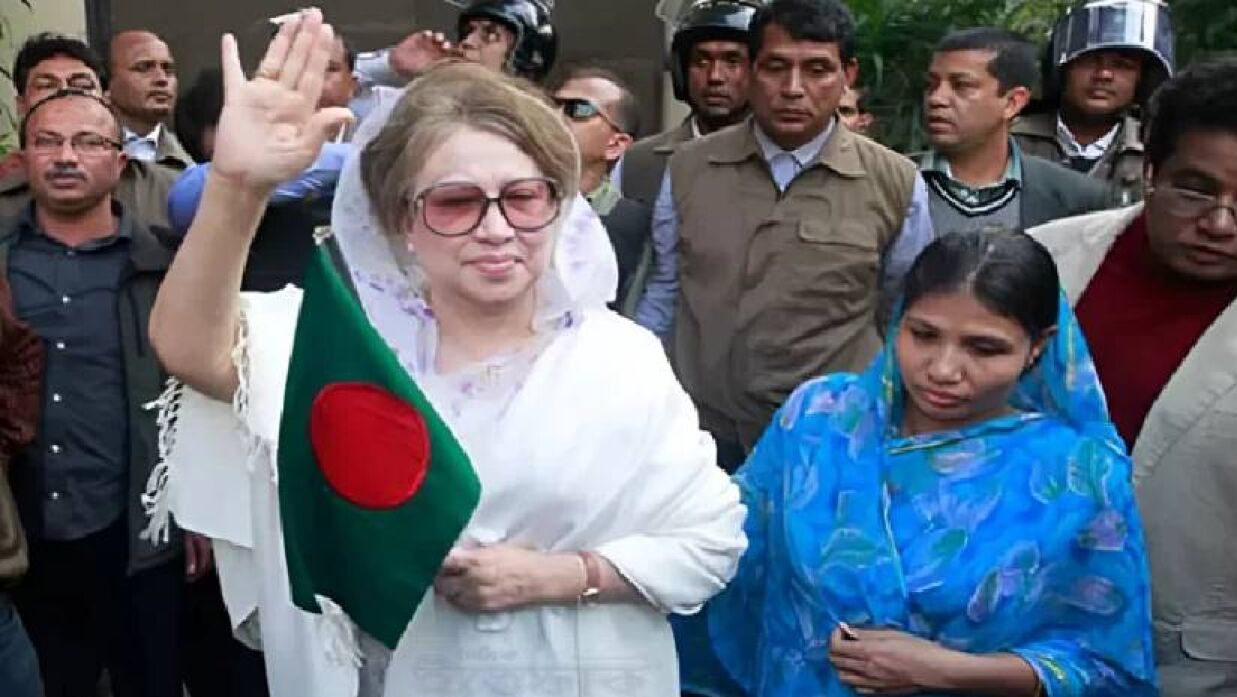 খালেদা জিয়া ও গৃহকর্মী ফাতিমা বেগম (পতাকা হাতে)