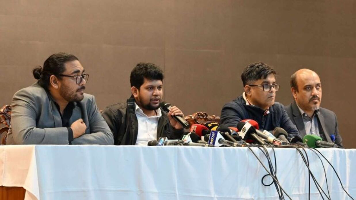 ব্রিফিংয়ে অন্তর্বর্তী সরকারের উপদেষ্টা মাহফুজ আলম কথা বলছেন