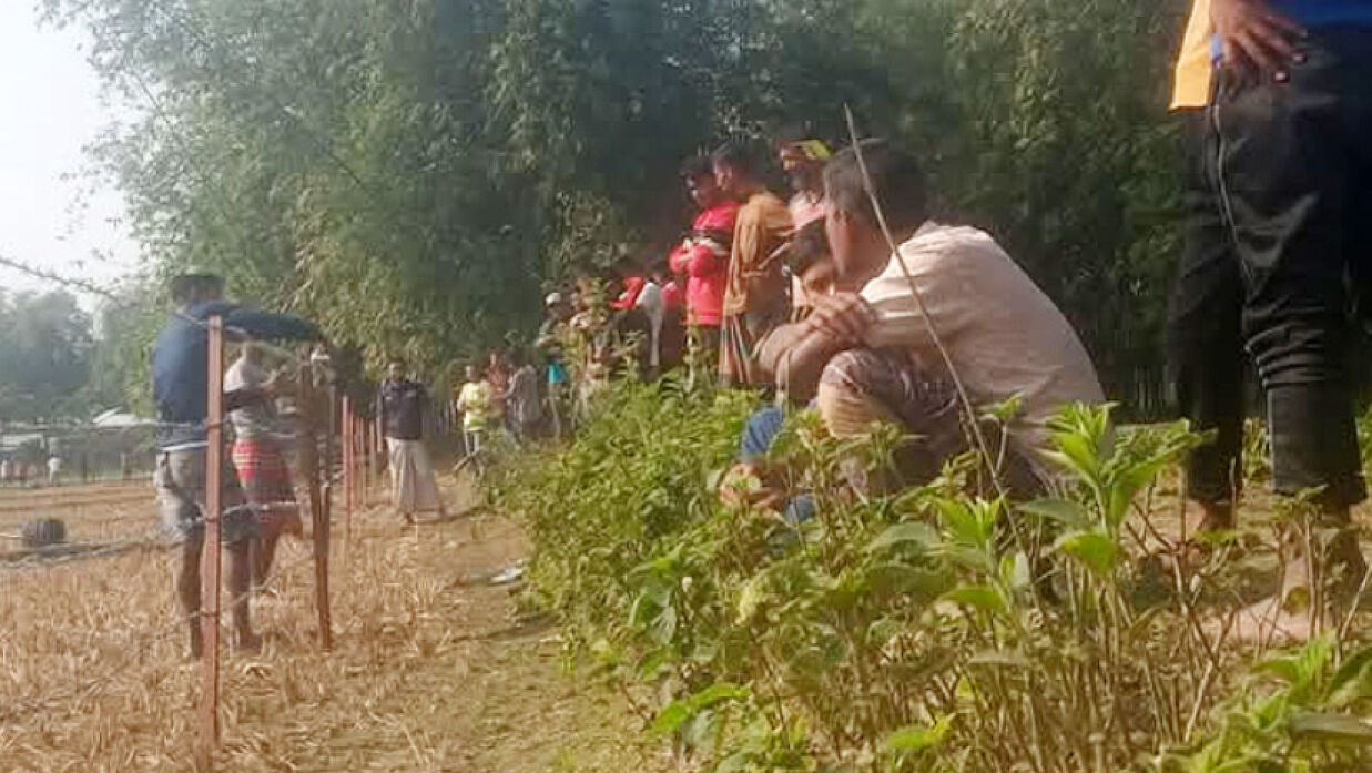 লালমনিরহাটের দহগ্রাম সীমান্তের শূন্যরেখায় কাঁটাতারের বেড়া দিয়েছে বিএসএফ