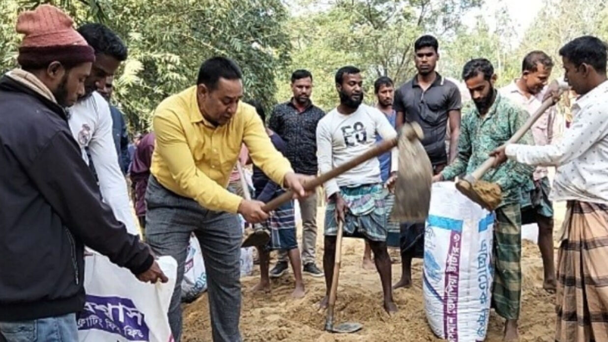বেড়িবাঁধ ও রাস্তা নির্মাণে স্বেচ্ছাশ্রমে কাজ করছেন এলাকাবাসী