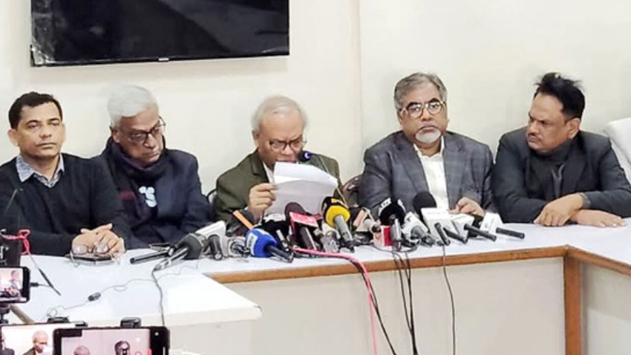 সংবাদ সম্মেলনে বক্তব্য দিচ্ছেন বিএনপির সিনিয়র যুগ্ম মহাসচিব রুহুল কবির রিজভী
