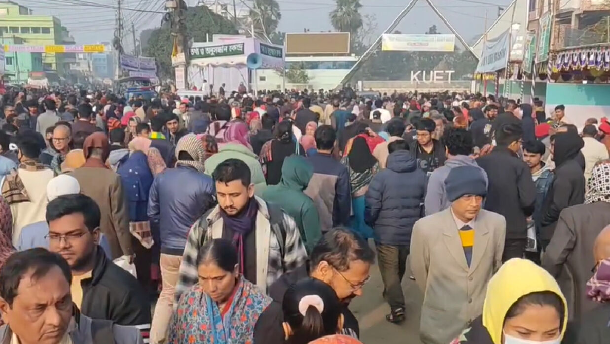 কুয়েট ভর্তি পরীক্ষায় অংশ নিতে আসা শিক্ষার্থীরা