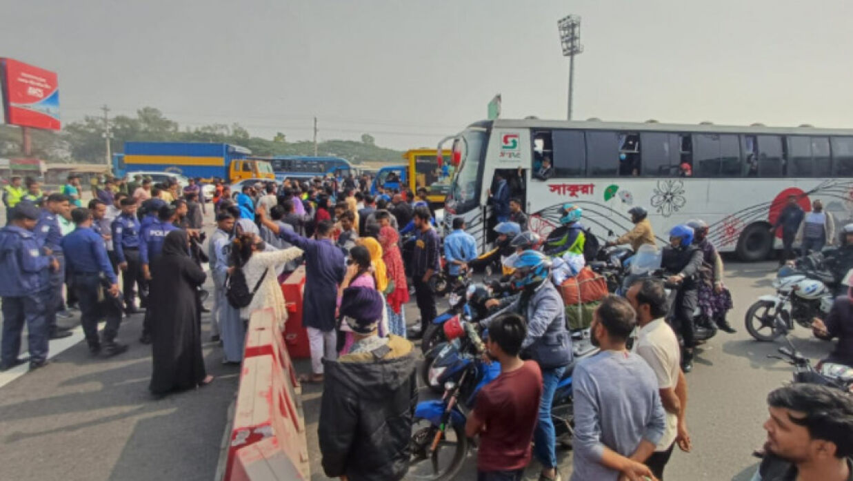 যুবদল নেতাকে ছিনিয়ে নেওয়ার প্রতিবাদে সড়কে অবস্থান নেন বৈষম্যবিরোধী ছাত্র আন্দোলনের নেতাকর্মীরা