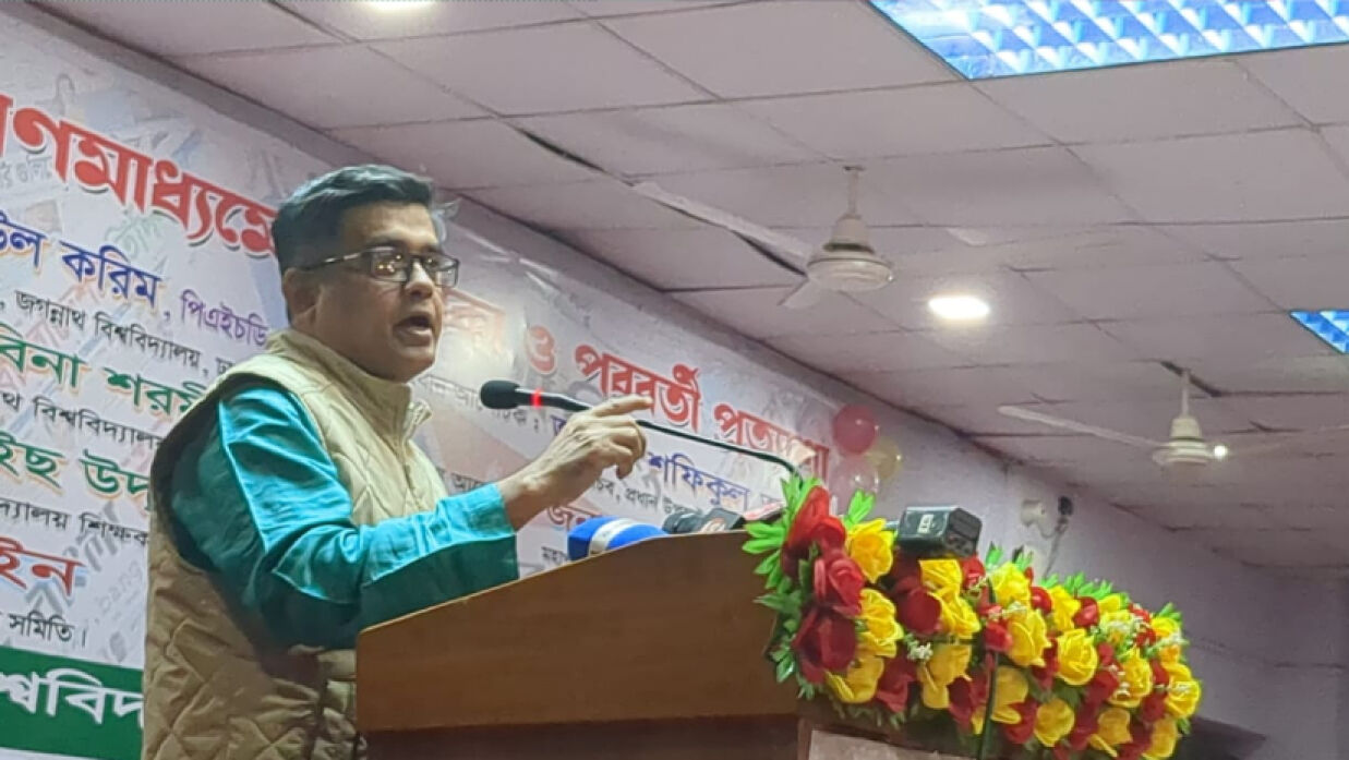 সেমিনারে বক্তব্য দিচ্ছেন প্রধান উপদেষ্টার প্রেস সচিব শফিকুল আলম