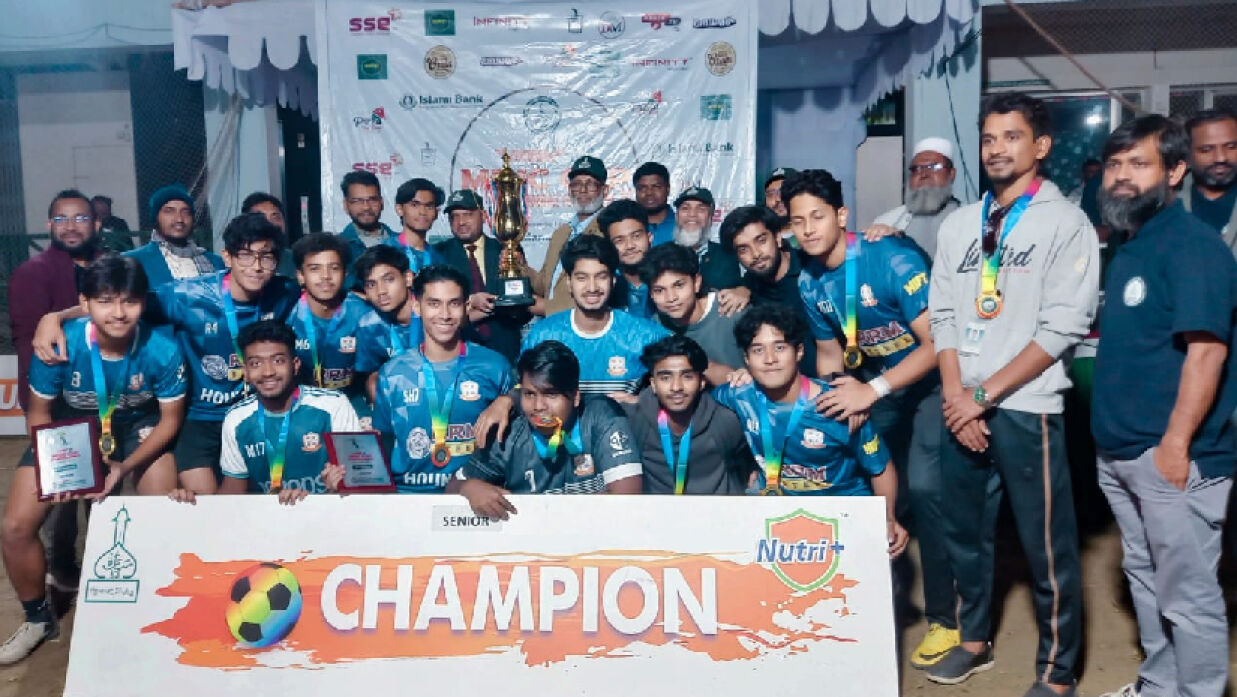 মানারাত কলেজে আন্তঃস্কুল ফুটবল টুর্নামেন্টে বিজয়ী দল