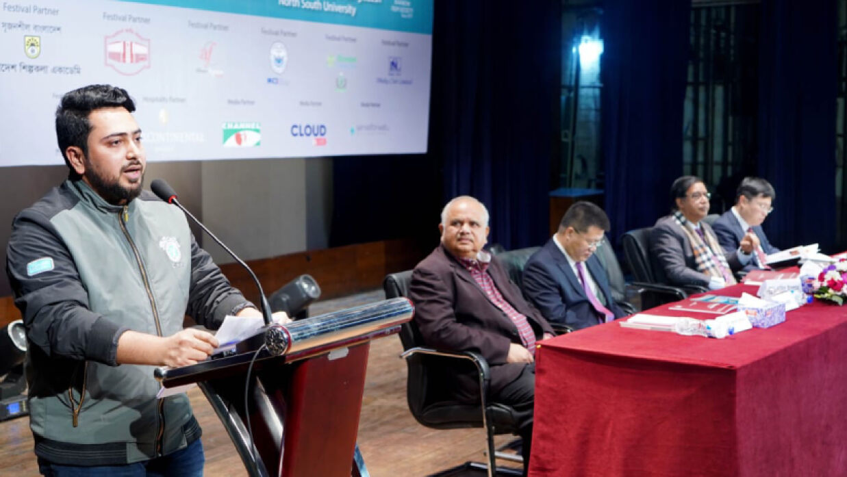 অনুষ্ঠানে বক্তব্য রাখছেন নাহিদ ইসলাম