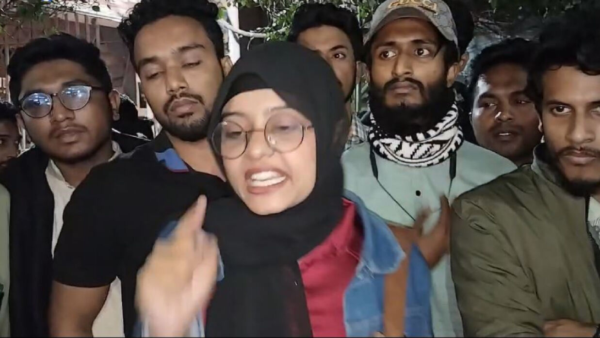 সাংবাদিকদের সঙ্গে কথা বলছেন ফাতেমা