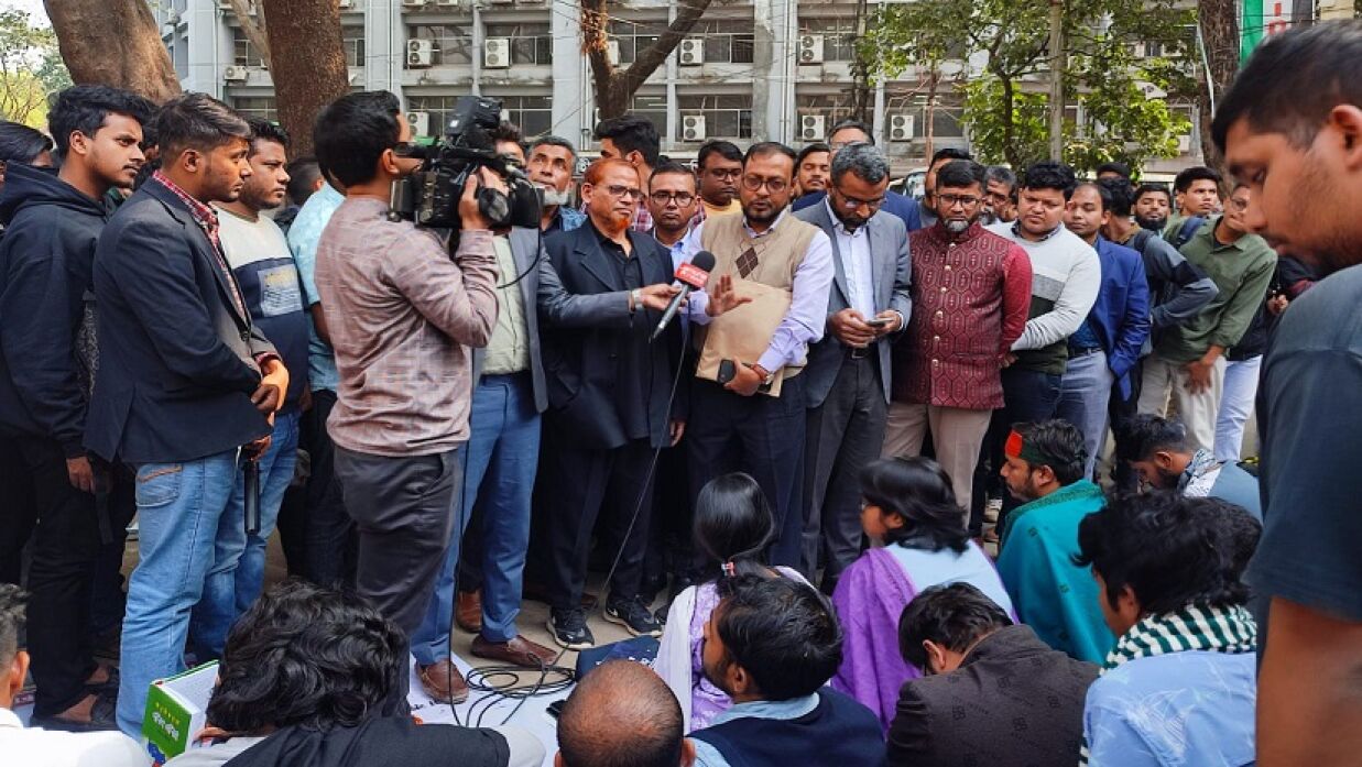 জবিতে অনশনরত শিক্ষার্থীদের সঙ্গে কথা বলছেন শিক্ষকরা