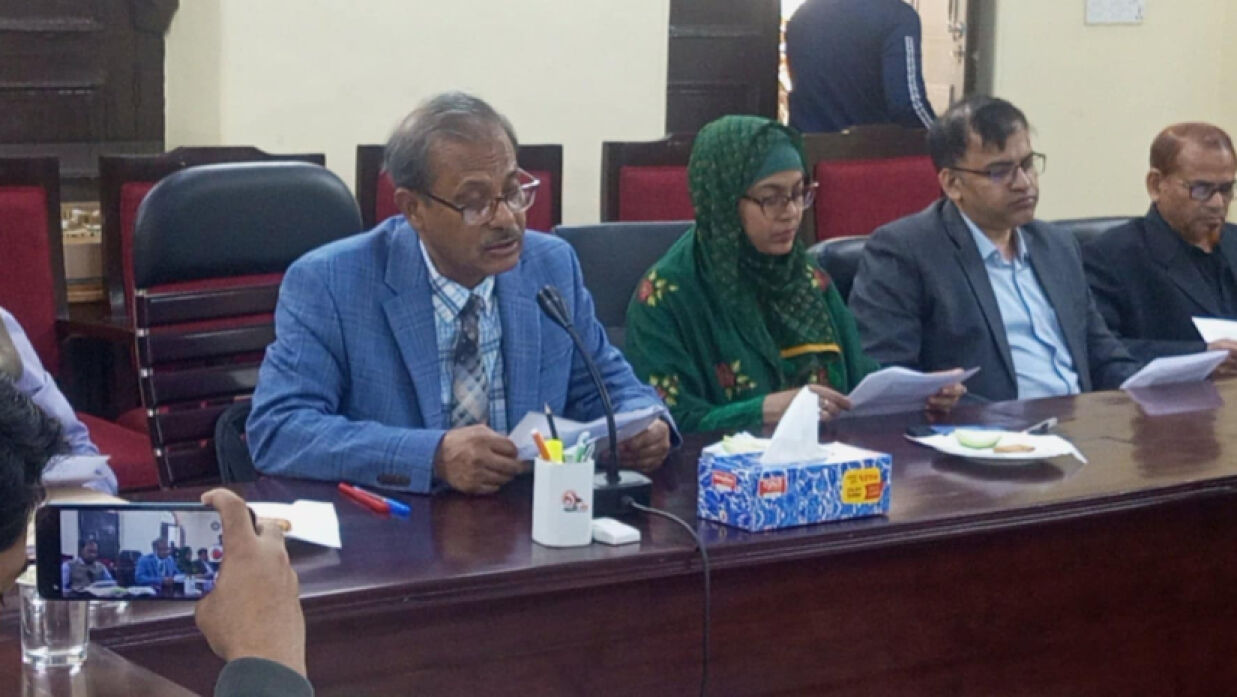 সংবাদ সম্মেলনে কথা বলছেন জবি উপাচার্য অধ্যাপক ড. মো. রেজাউল করিম