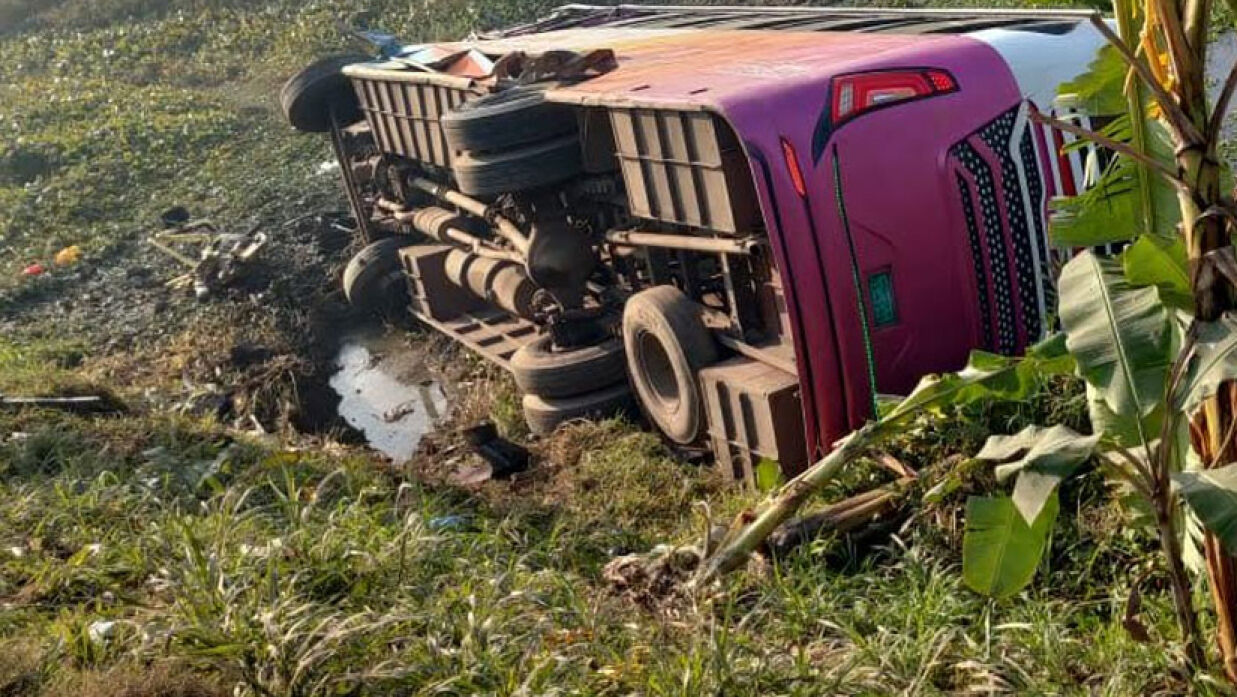 ফরিদপুরে ট্রাকের ধাক্কায় বাস খাদে, নিহত ১