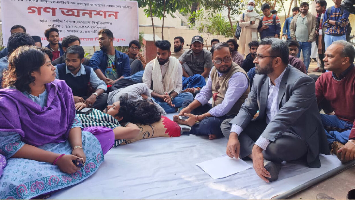 অনশনরত শিক্ষার্থীদের সঙ্গে বসেছেন শিক্ষকরা