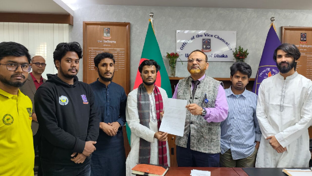 স্মারকলিপি প্রদান করছেন শিক্ষার্থীরা