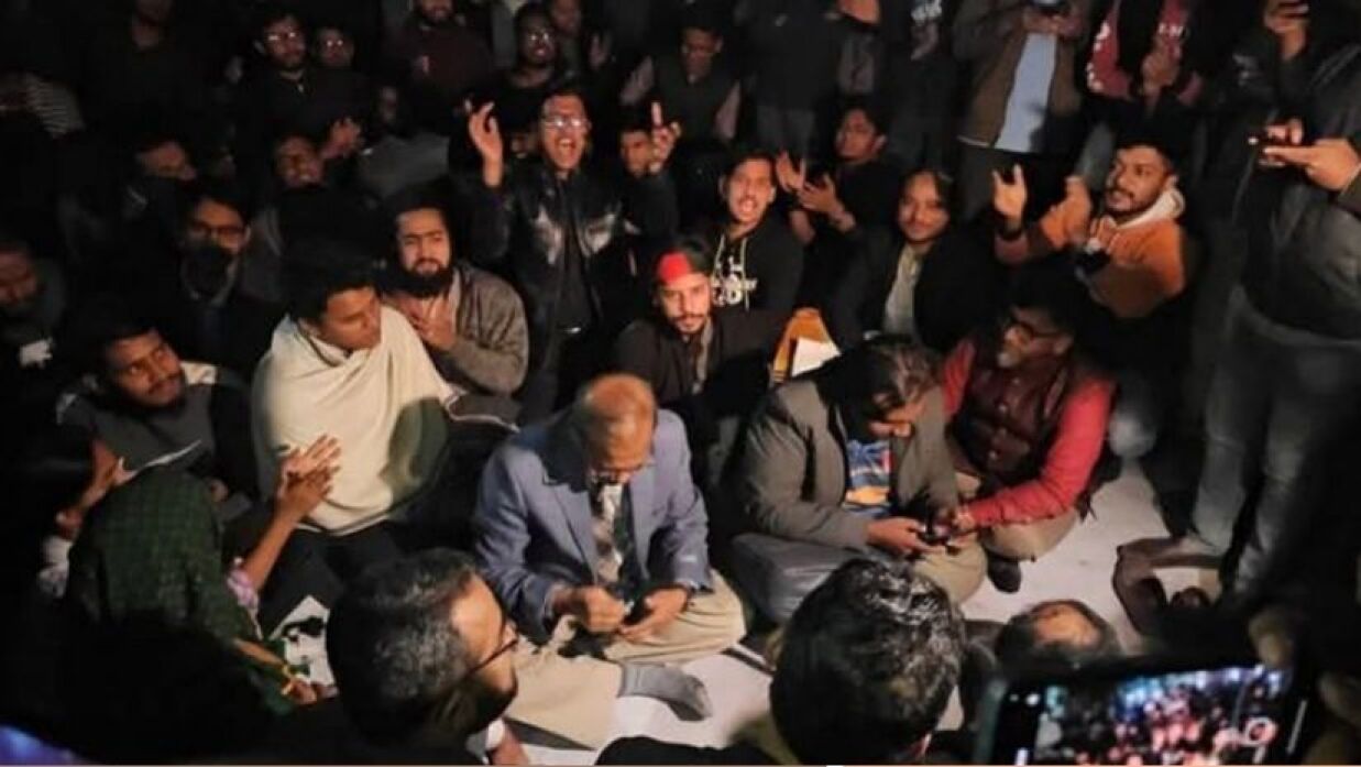 রাতি শিক্ষার্থীদের সঙ্গে কিছুক্ষণ অনশনে বসেন ভিসিও