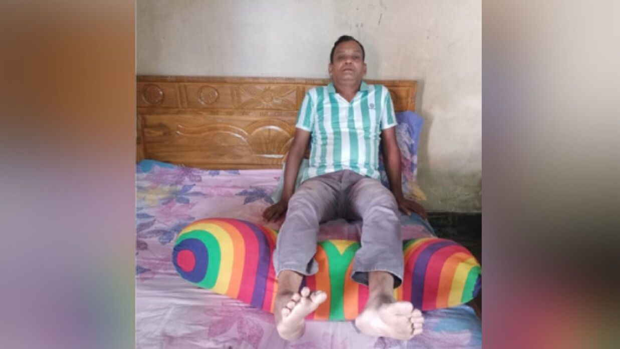 গুলিতে বাঁকা হয়ে যাওয়া পা নিয়েও অটোরিকশার স্টিয়ারিং ধরার স্বপ্ন সেলিমের