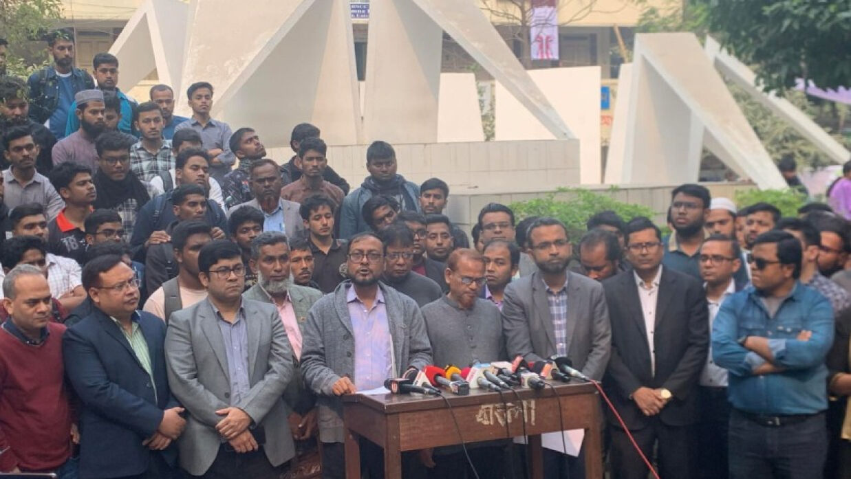 সংবাদ সম্মেলনে কথা বলছেন জবি শিক্ষক সমিতির সাধারণ সম্পাদক অধ্যাপক ড. রইছ উদ্দিন