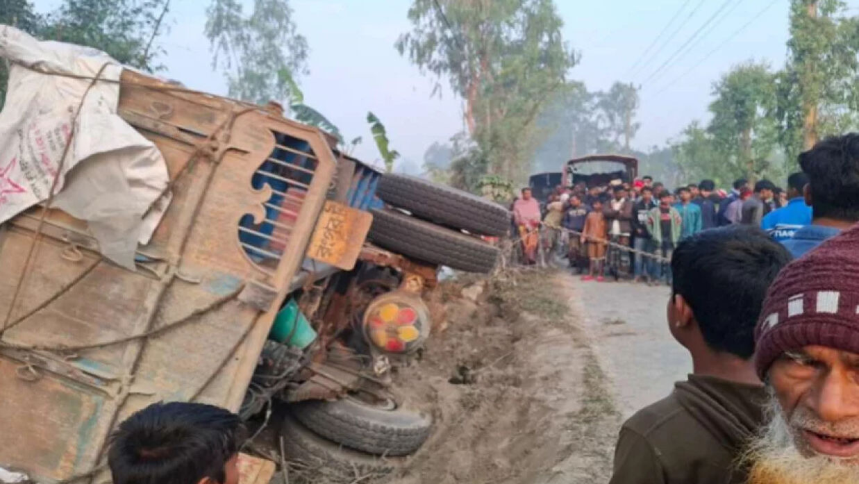 নিয়ন্ত্রণ হারিয়ে বসতবাড়িতে ঢুকে পড়ে ট্রাক