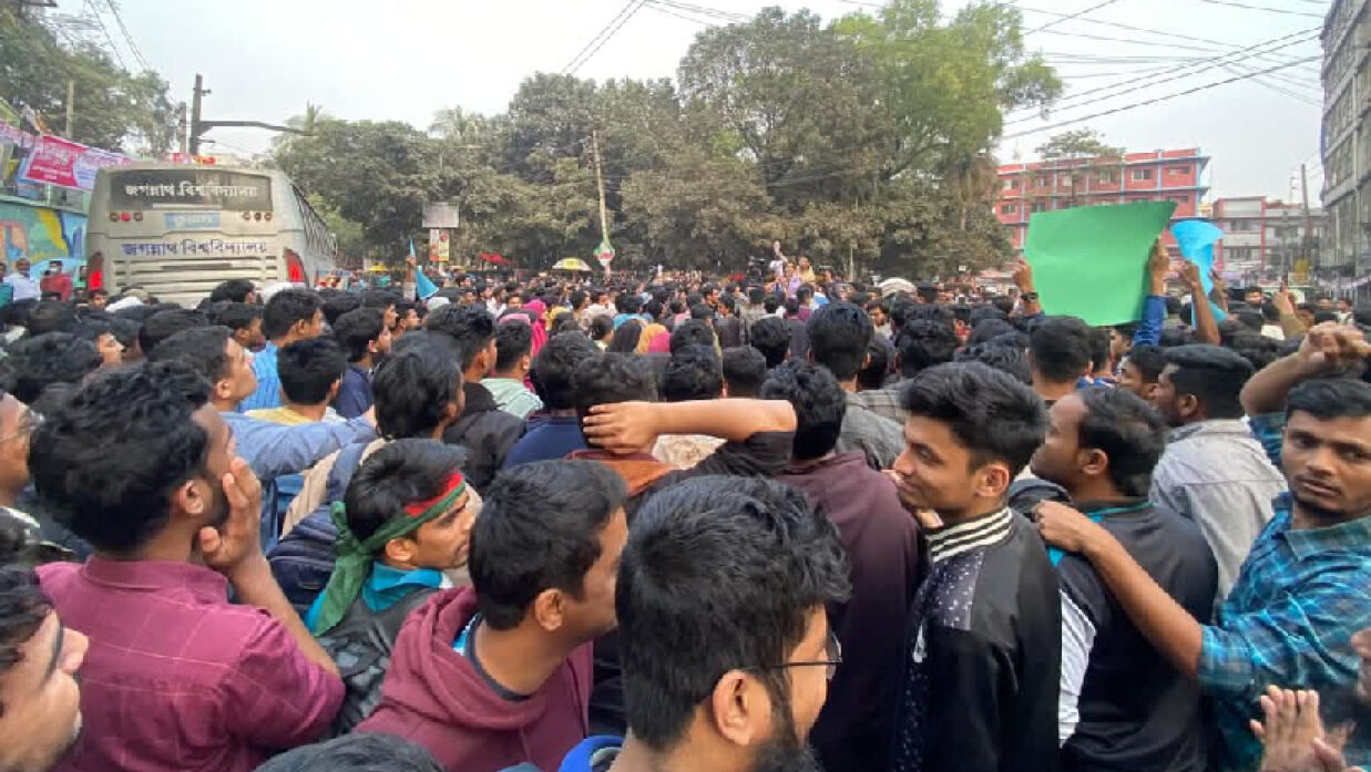আন্দোলনরত জবি শিক্ষার্থীরা