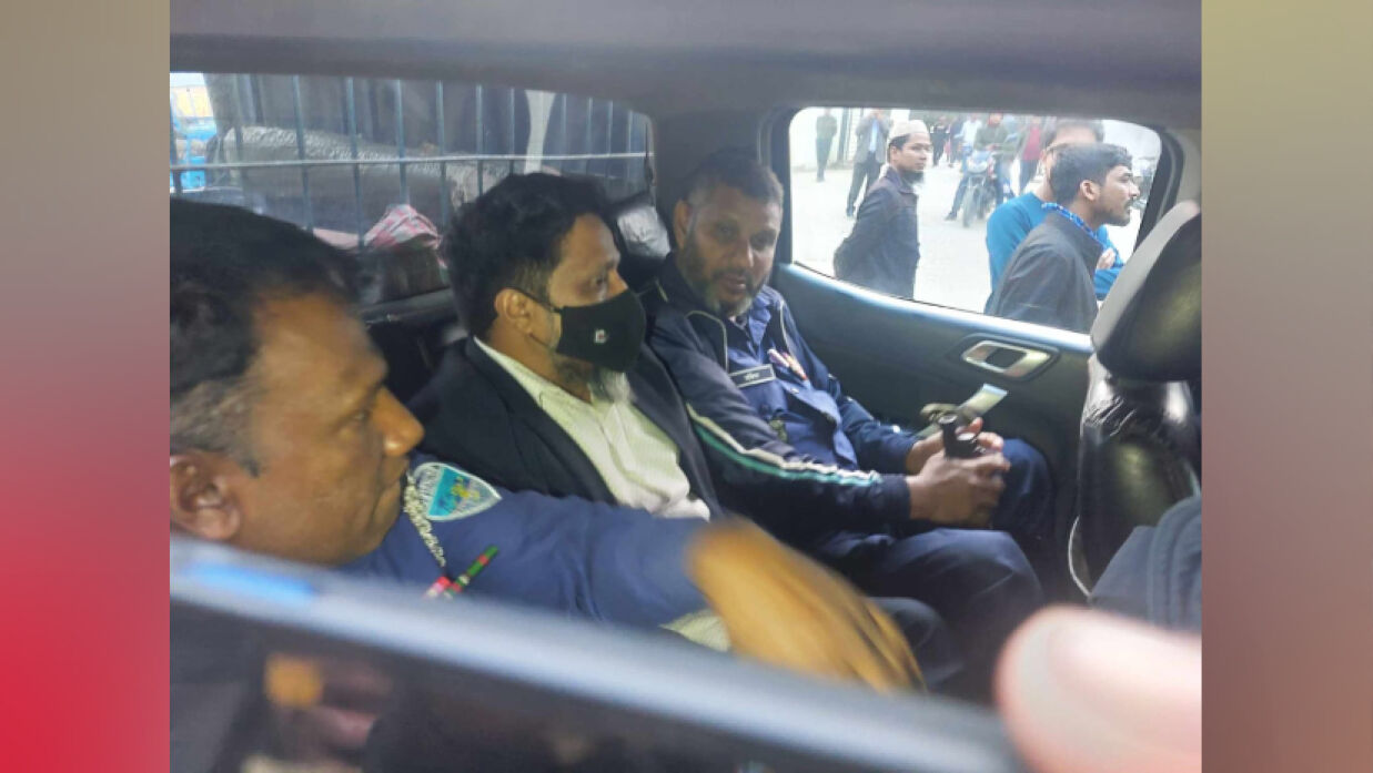 আটক কুবি কর্মকর্তা জাকির হোসেন