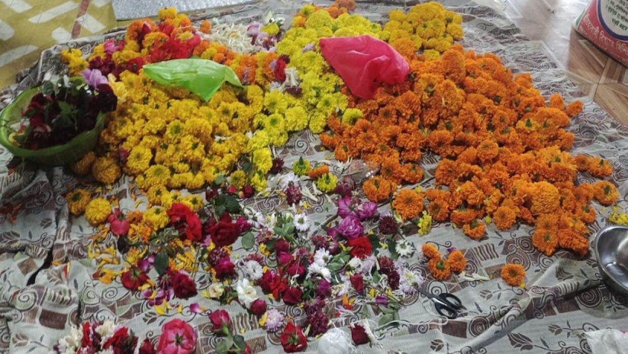 বাকৃবি হল থেকে চুরি করা ফুল