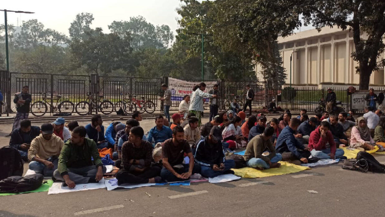 আমরণ অনশনে অব্যাহতি পাওয়া সাব-ইন্সপেক্টরা