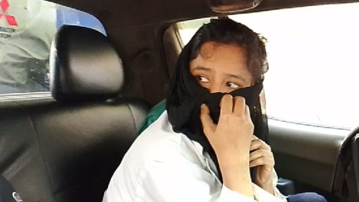 এপ্রোন পরা ও গলায় স্টেথোস্কোপ লাগানো এক নারীকে আটক করা হয়েছে