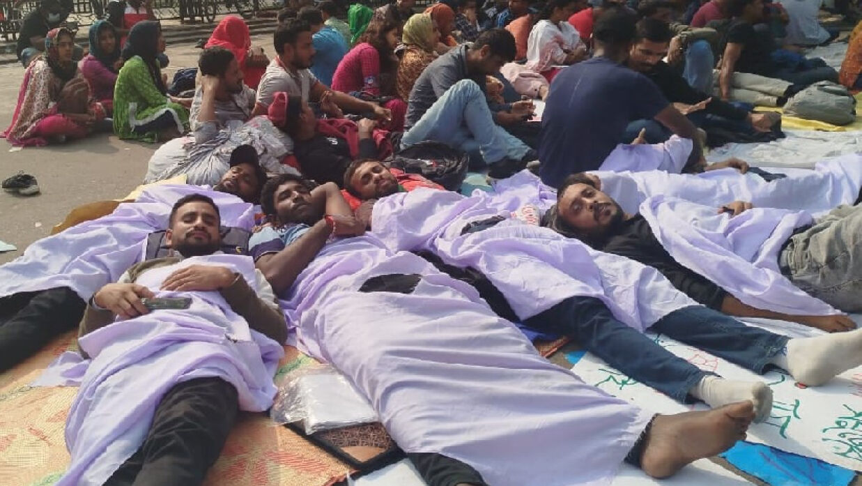 কাফনের কাপড় জড়িয়ে আমরণ অনশনে এসআইরা