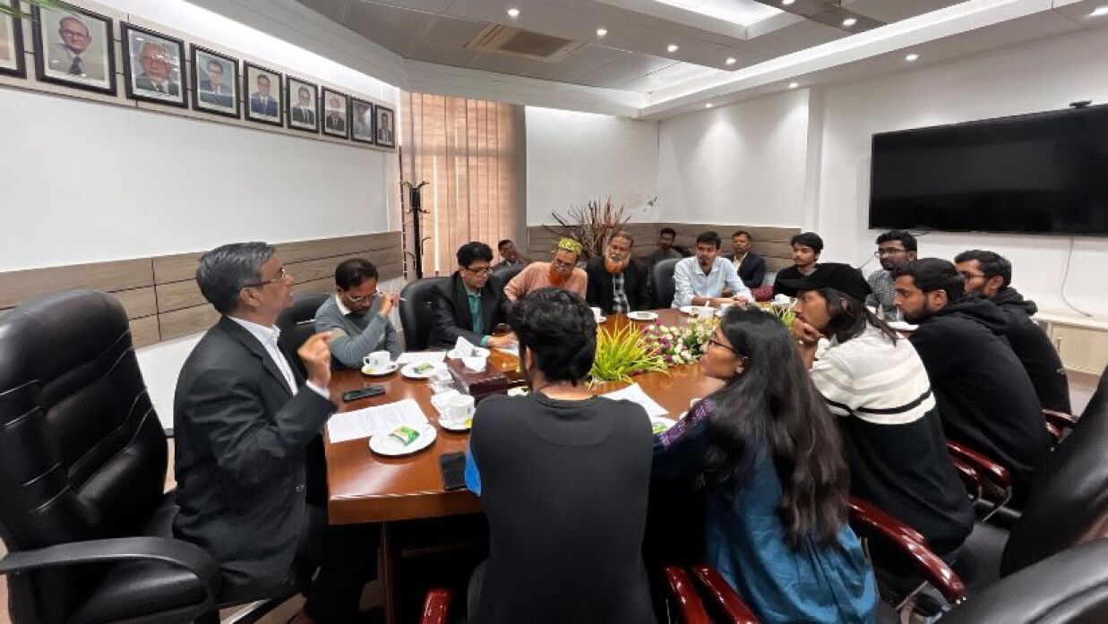 শিক্ষার্থীদের সাথে আলোচনায় বসেন ইউজিসি সদস্যরা