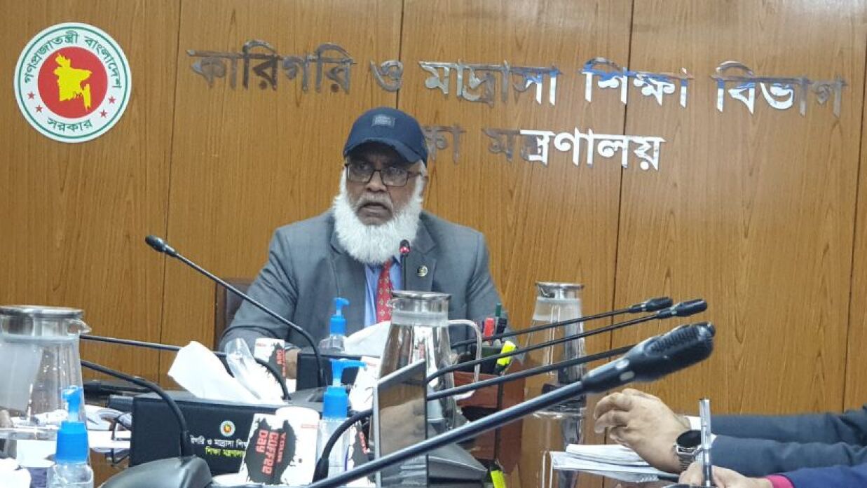 কারিগরি ও মাদ্রাসা শিক্ষা বিভাগের সচিব ড. খ ম কবিরুল ইসলাম বক্তব্য রাখছেন