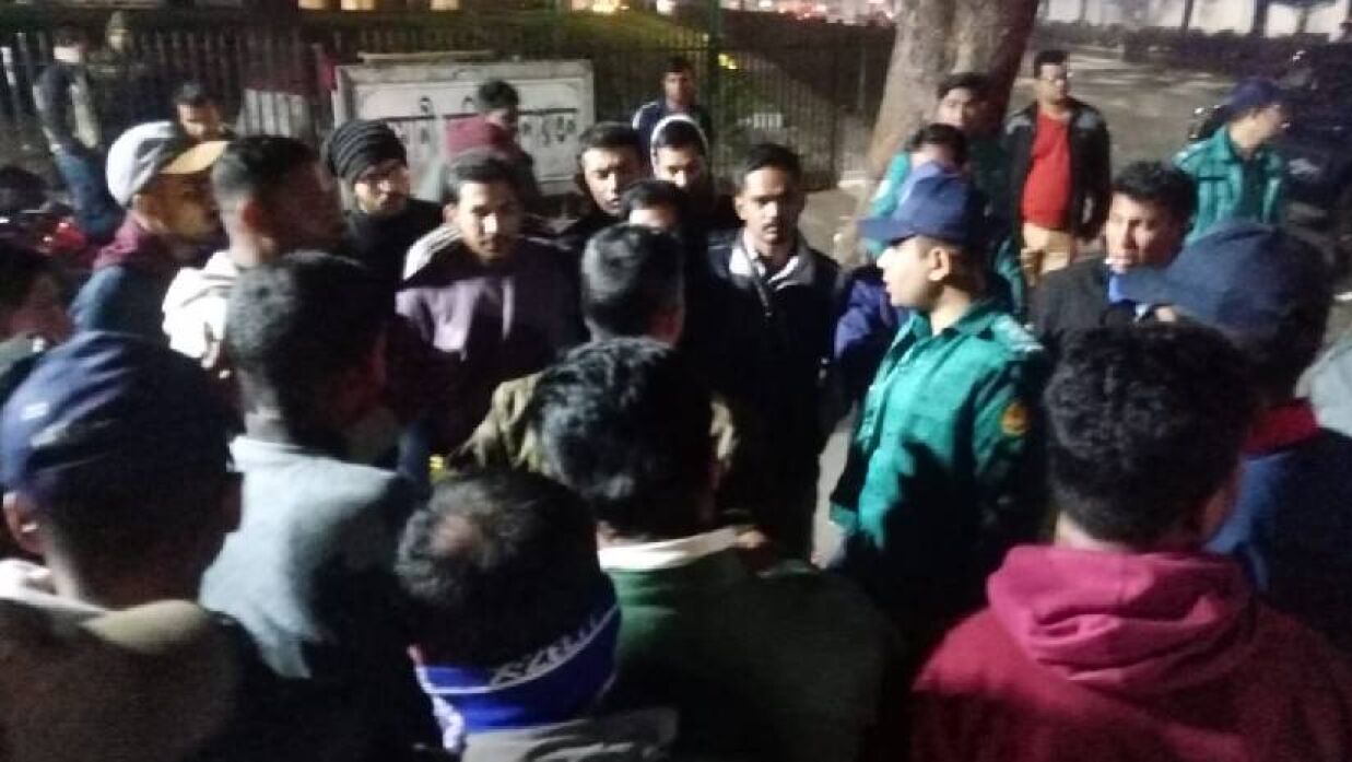 সচিবালয়ের সামনে থেকে অনশনকারীদের উঠে যেতে চাপ দিচ্ছে পুলিশ