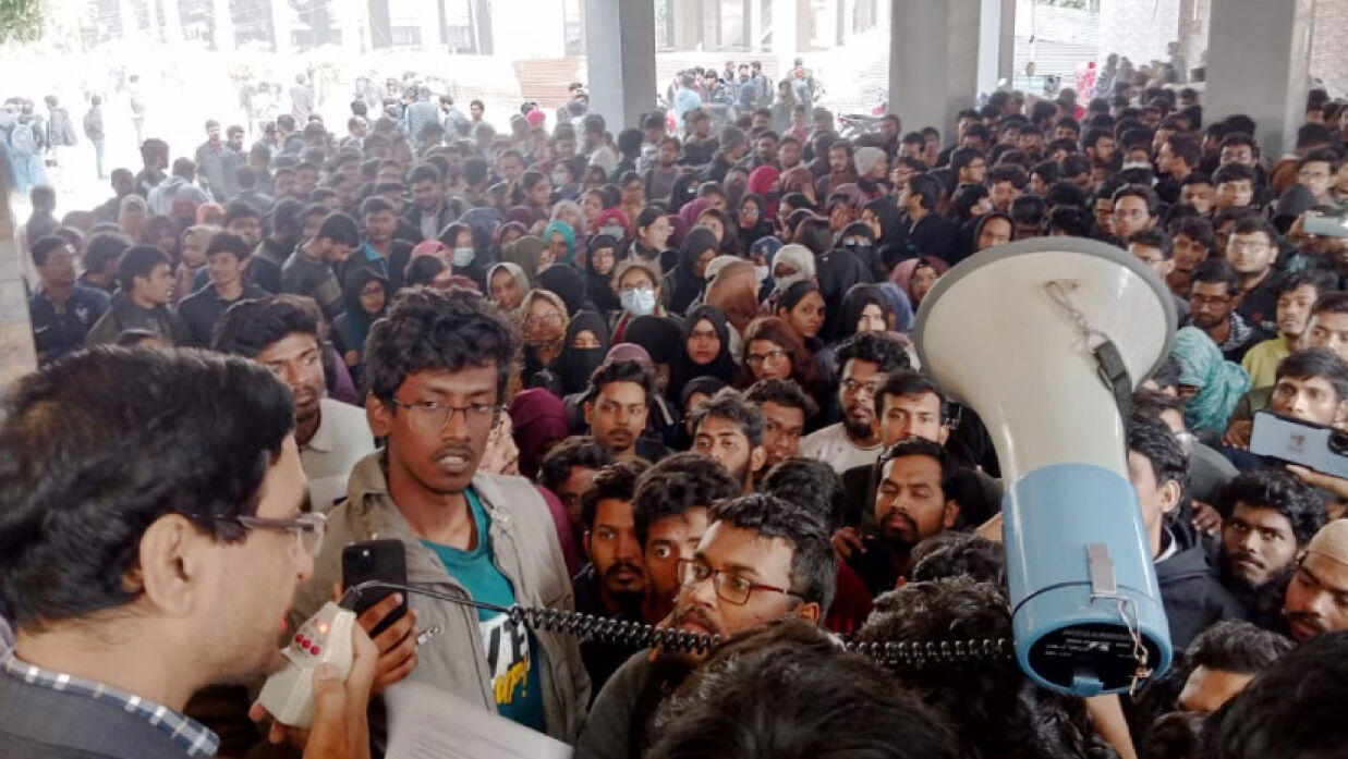 ৯ দফা দাবিতে বিক্ষোভ করছেন রুয়েট শিক্ষার্থীরা