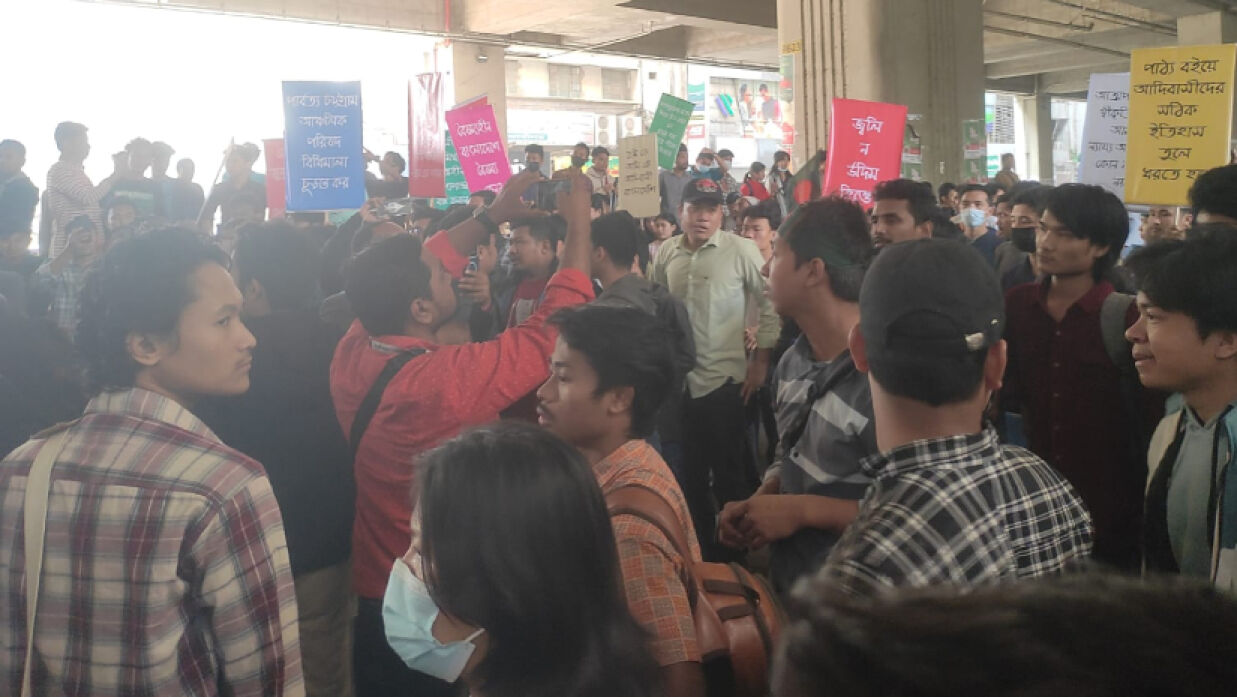  এনসিটিবি সামনে শিক্ষার্থীদের দুই পক্ষ সংঘর্ষে জড়ায়