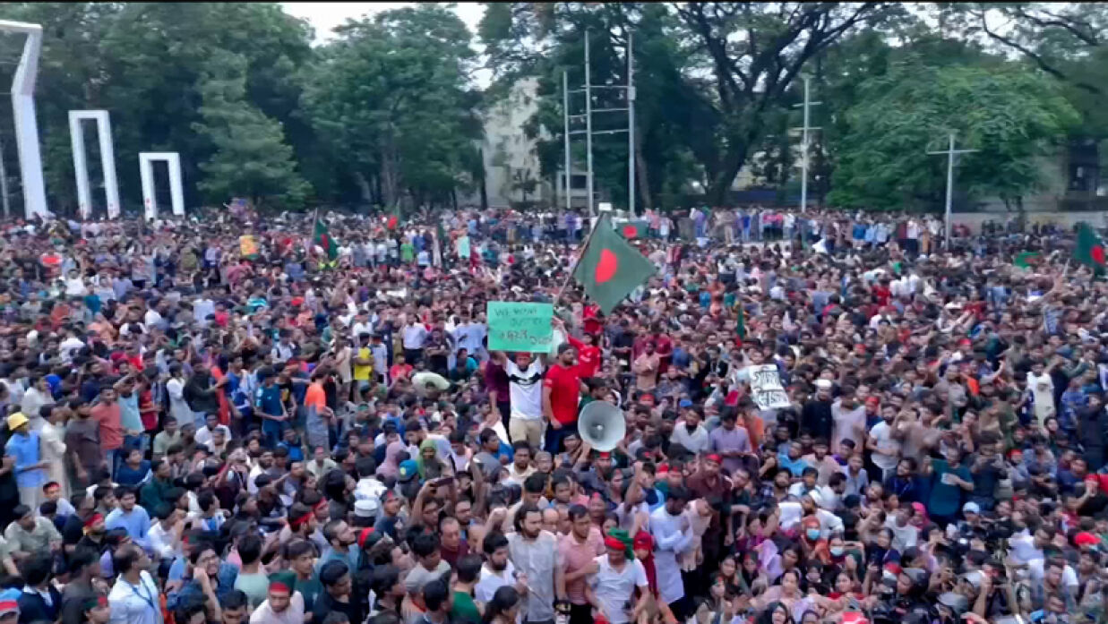 শহীদ মিনারে জড়ো হওয়া ছাত্র-জনতা