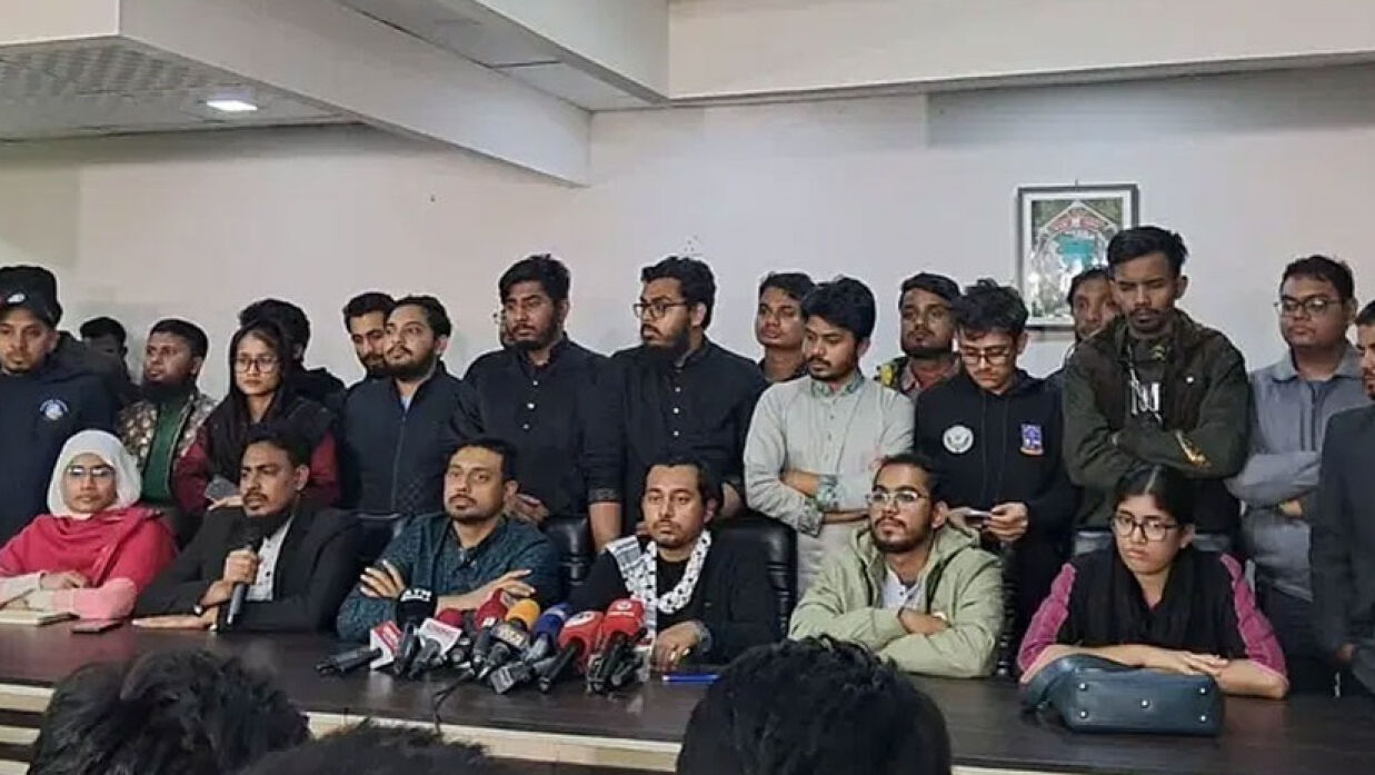 সংবাদ সম্মেলনে উপস্থিত বৈষম্যবিরোধী আন্দোলন ও জাতীয় নাগরিক কমিটির নেতাকর্মীরা