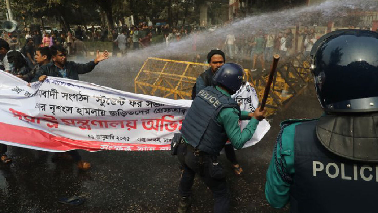 পাহাড়ি ছাত্র-জনতার মিছিলে জলকামান-সাউন্ড গ্রেনেড নিক্ষেপ করে পুলিশ