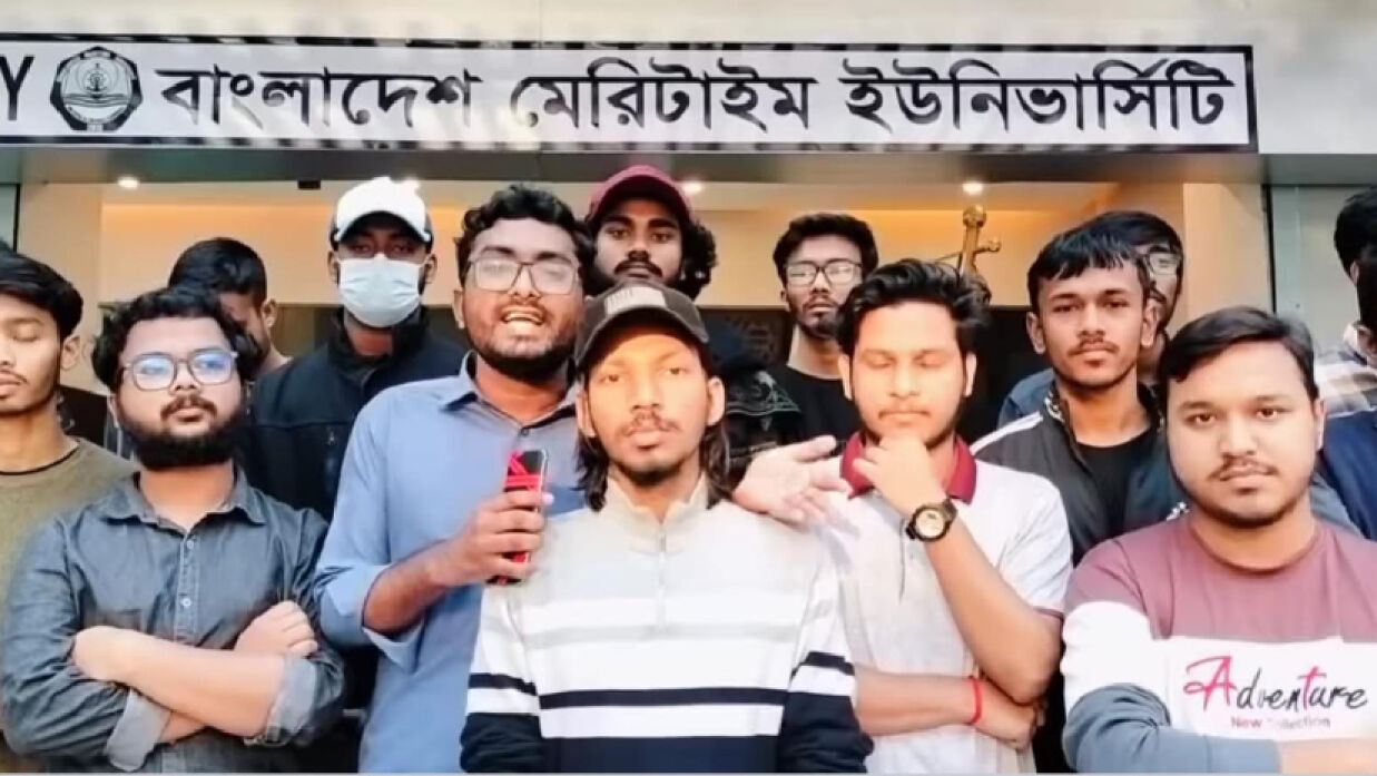 আন্দোনরত শিক্ষার্থীরা