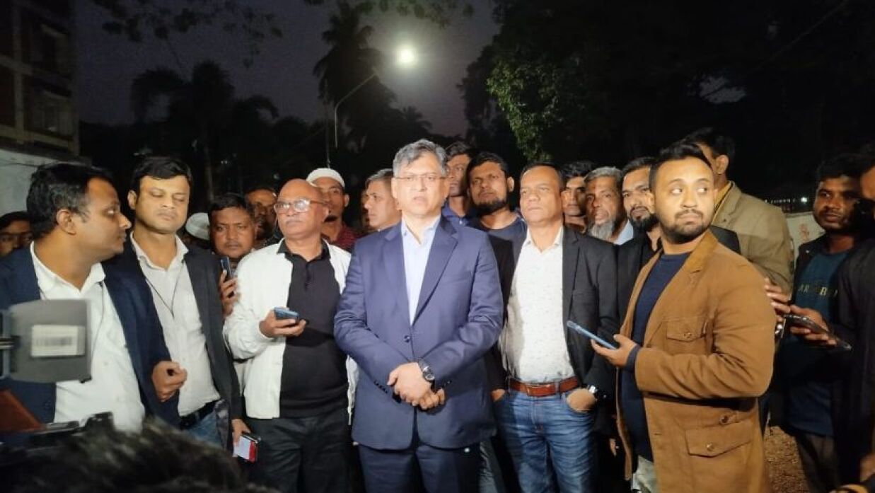 বৈঠক শেষে সাংবাদিকদের সঙ্গে কথা বলেন বিএনপির স্থায়ী কমিটির সদস্য সালাহউদ্দিন আহমেদ