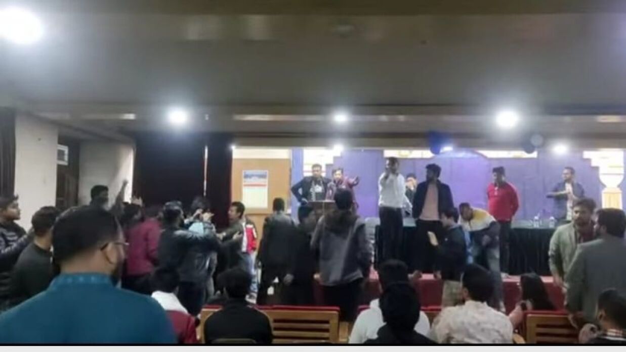 সভায় হট্টগোল