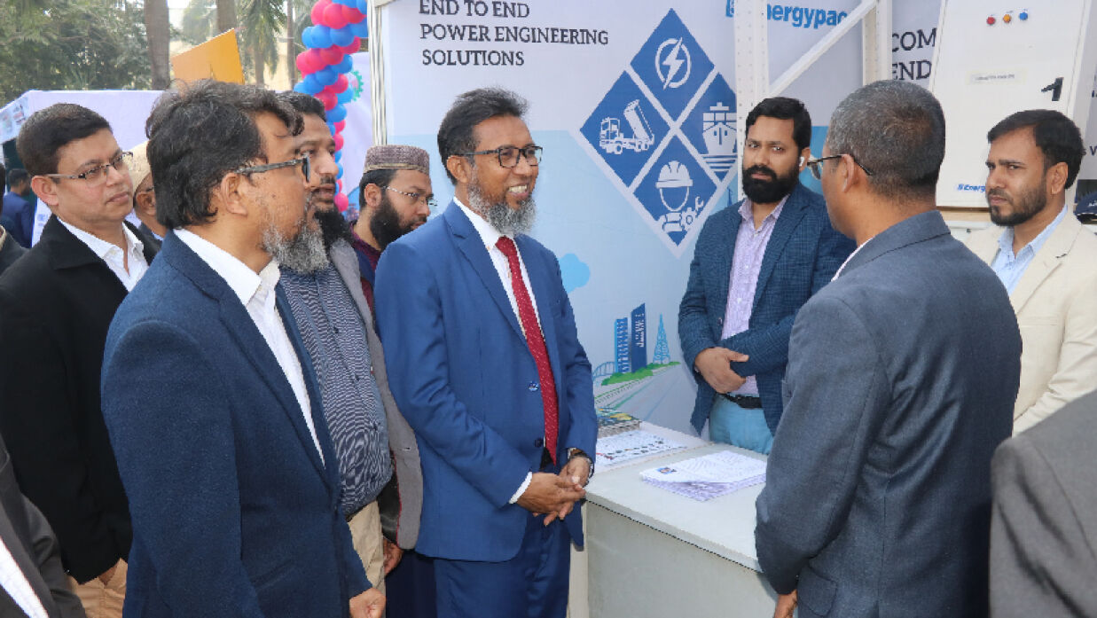 মেলা পরিদর্শন করছেন বিশ্ববিদ্যালয়ের উপাচার্য প্রফেসর ড. মুহাম্মদ জয়নাল আবেদীন