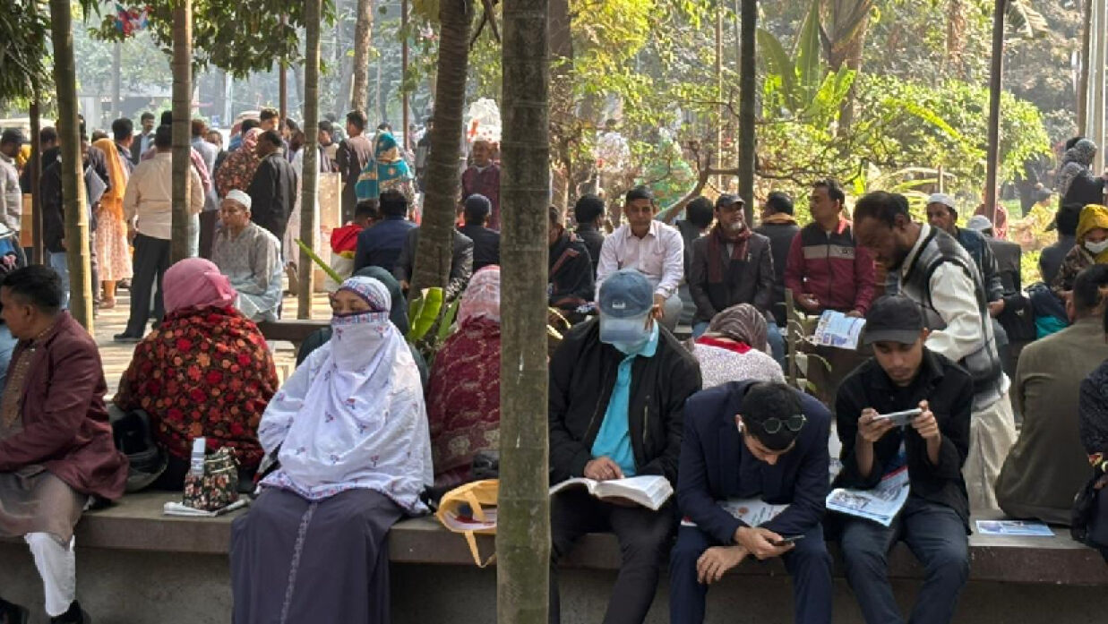 বিভিন্ন স্থানে বসে সময় পার করছেন অভিভাবকরা