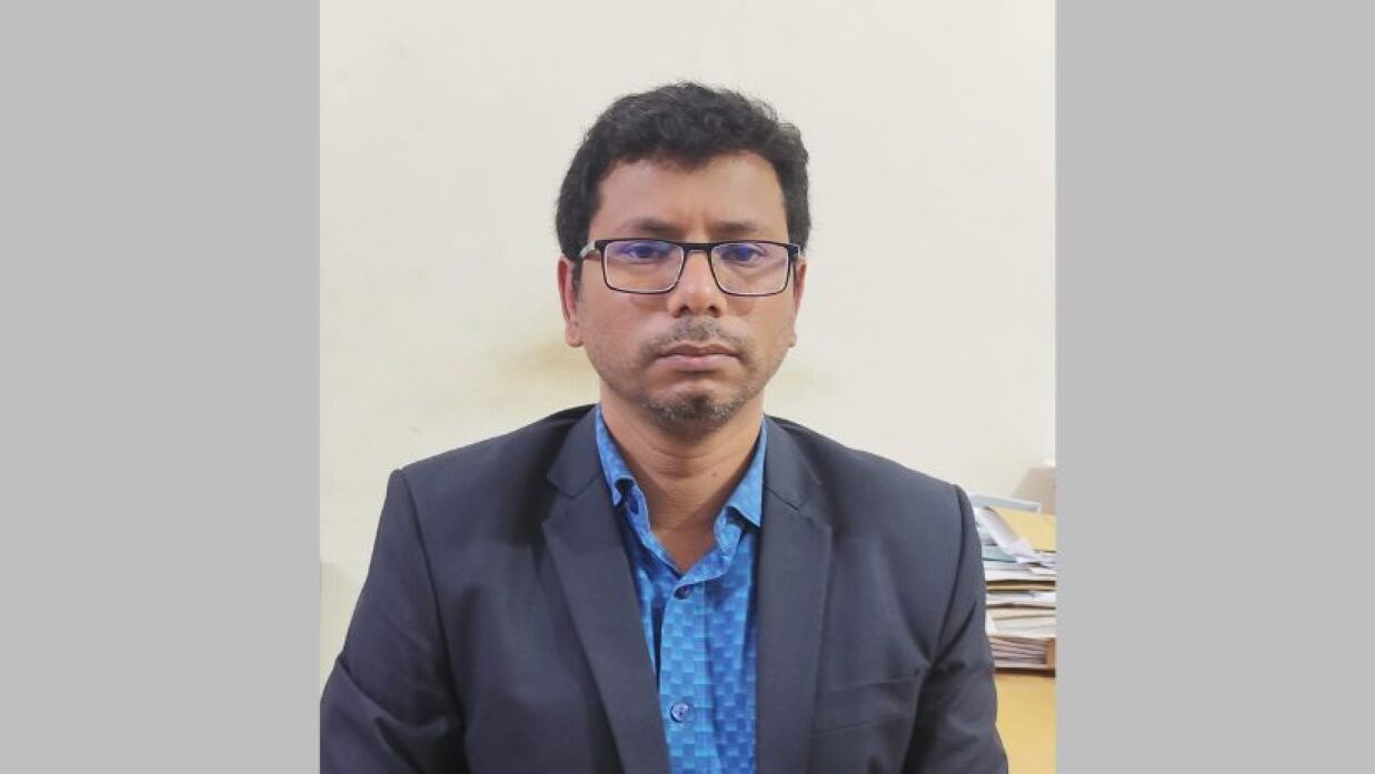 নতুন বই না পেয়ে কার্যালয়ে সহকারী হিসাব রক্ষককে লাঞ্ছিত