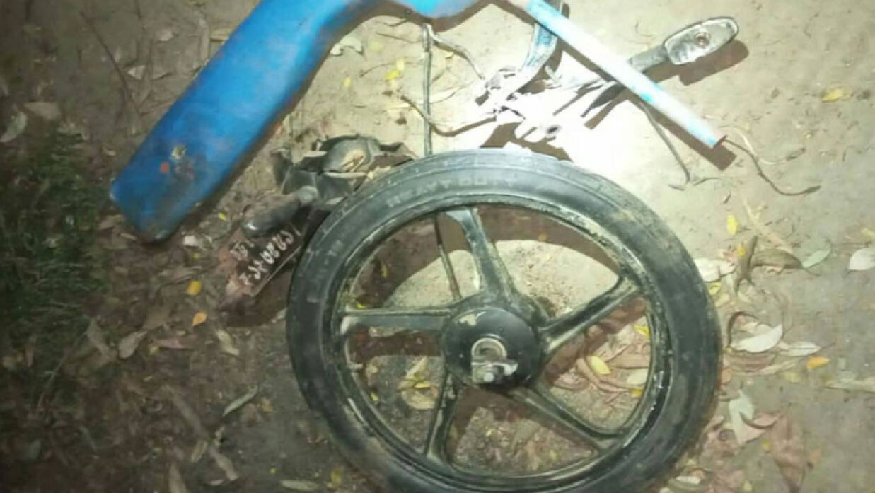 দুর্ঘটনায় দুমড়েমুচড়ে যাওয়া মোটরসাইকেলটির বিভিন্ন অংশ