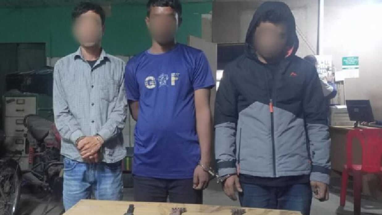 গ্রেপ্তার তিন ব্যক্তি