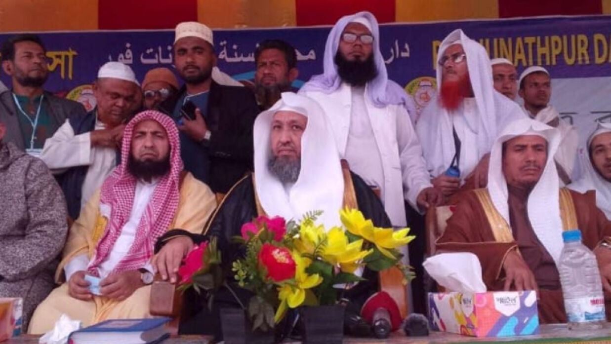 ফেনীতে জুমার নামাজ পড়ান সৌদি আরবের সর্বোচ্চ ওলামা বোর্ডের ফকিহ ড. শায়েখ হাসান বিন আবদুল হামিদ বুখারি