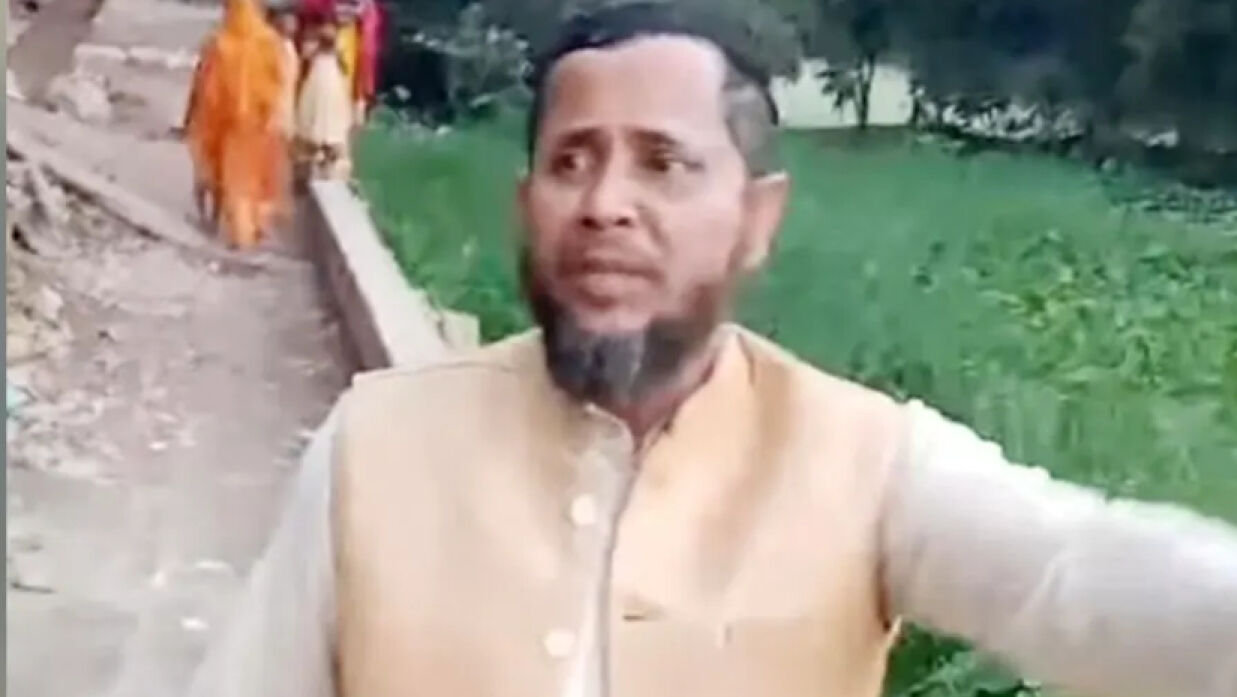 বালু নিয়ে খেলা করায় শিশুকে পুকুরে ছুড়ে ফেলেন শিক্ষক