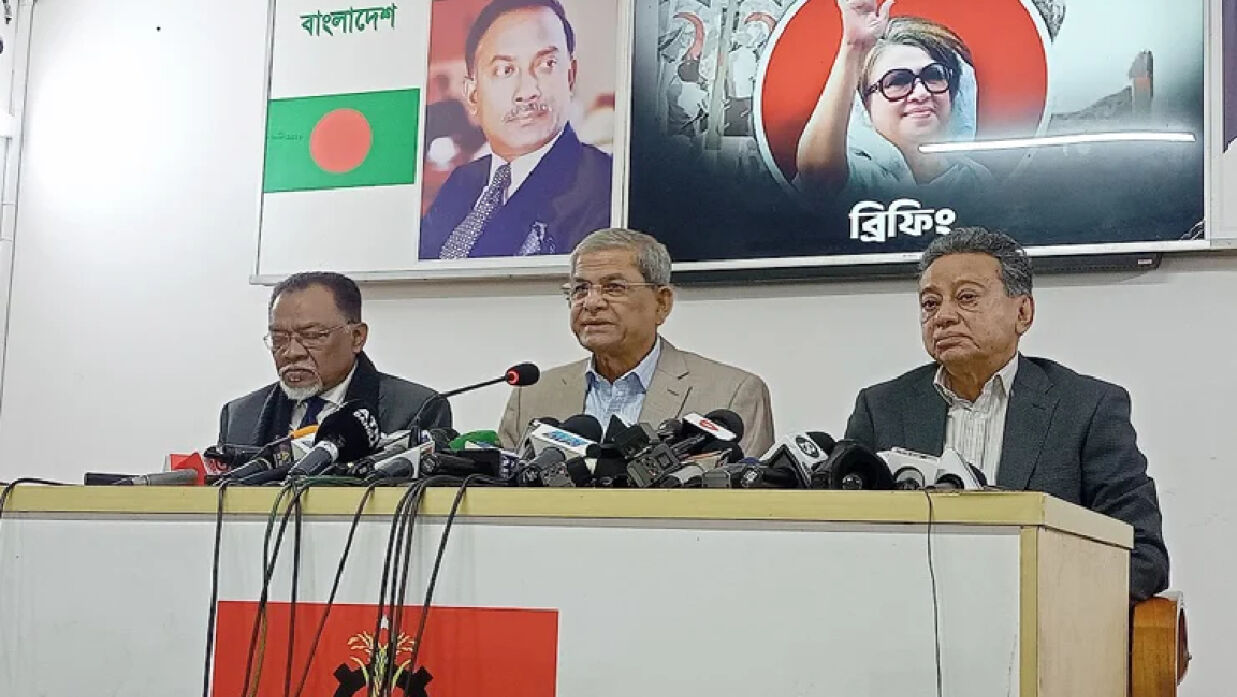 সংবাদ সম্মেলনে ভ্যাট না বাড়িয়ে সরকারকে খরচ কমানোর আহ্বান জানিয়েছেন মির্জা ফখরুল