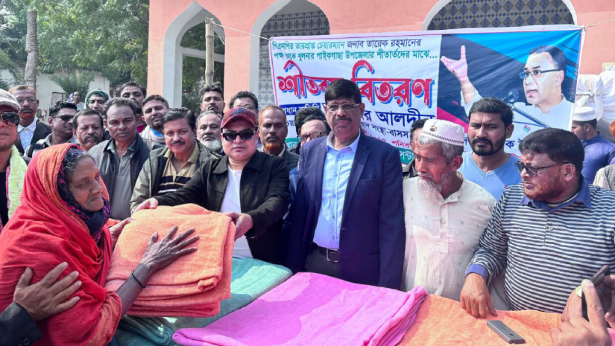দুস্থ মানুষের মাঝে কম্বল বিতরণ