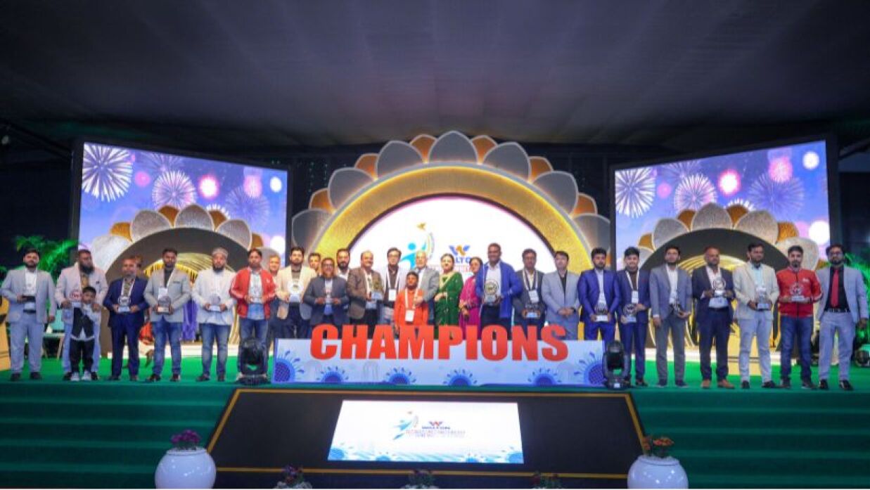 ওয়ালটন ডিস্ট্রিবিউটর নেটওয়ার্কের ‘পার্টনার্স টুগেদার’ সম্মেলনে প্রতিষ্ঠানের ঊর্ধ্বতন কর্মকর্তারা।