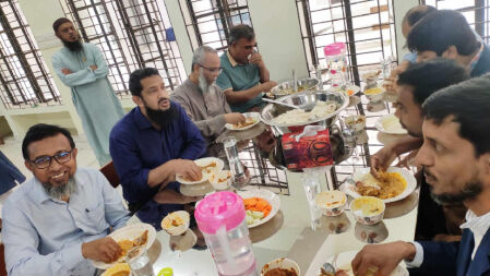 ডুয়েটের বিজয় ২৪ হলে শিক্ষার্থীদের সঙ্গে খাবার খেলেন উপাচার্য ও উপ-উপাচার্য