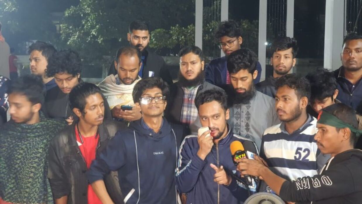 ঢাকা বিশ্ববিদ্যালয়ে ও ঢাকা মেডিকেল কলেক শিক্ষার্থীদের বিক্ষোভ শহীদ মিনারে