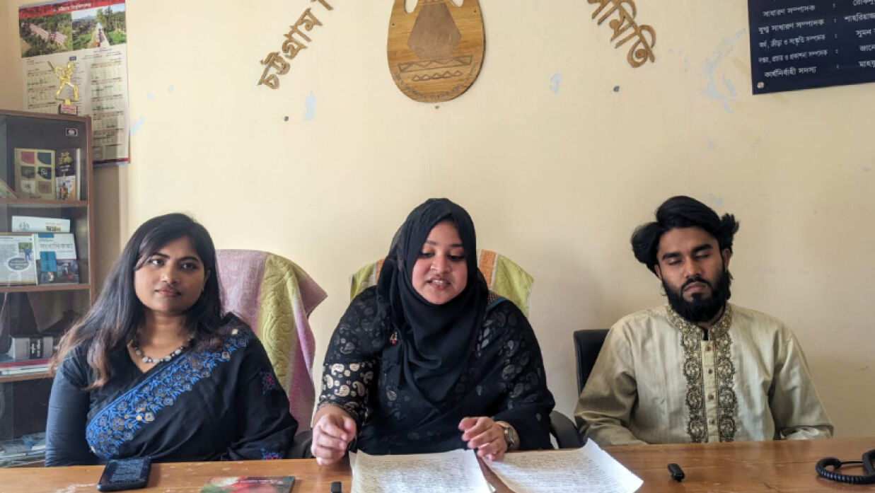 চবিসাস কার্যালয়ে সংবাদ সম্মেলনে কথা বলছেন আবৃত্তি মঞ্চের নেতারা